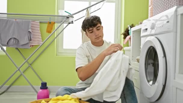 Kendine Güvenen Gülümseyen Işlerinden Hoşlanan Çamaşır Odasında Kirli Çamaşır Sepeti — Stok video