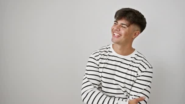 Впевнений Молодий Іспаномовний Чоловік Смужках Сміється Щасливо Випадково Відвертається Ідеальний — стокове відео