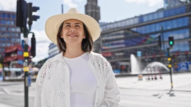 Stockholm Sokaklarında Kendine Güvenen Güzel Spanyol Bir Kadın Gökyüzüne Bakıyor — Stok video