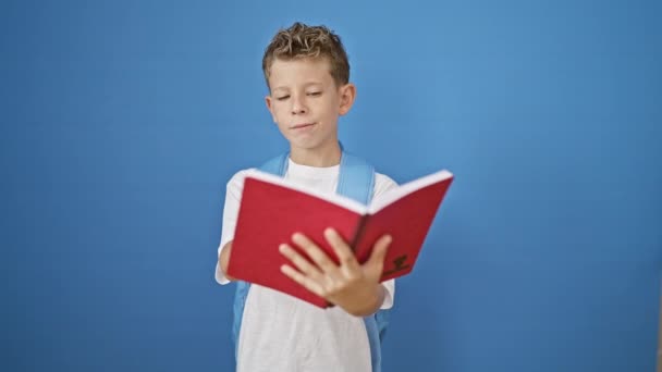 Schattige Blonde Jongen Student Vol Vertrouwen Boek Houden Terwijl Het — Stockvideo