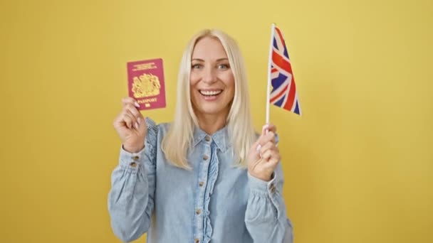 Gioiosa Donna Bionda Possesso Passaporto Bandiera Sorridente Radiosamente Sfondo Giallo — Video Stock