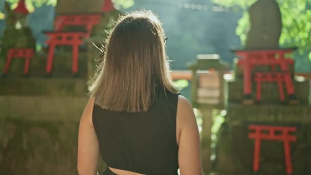Mooie Spaanse Vrouw Met Een Bril Poseert Fushimi Inari Taisha — Stockvideo