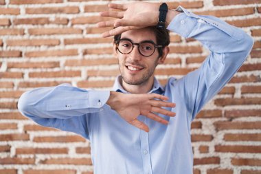 Tuğla duvarın arkasında dikilen genç İspanyol adam gülümseyen, güler yüzlü, yüzünü gösteren bir yuhalama oyunu oynuyor. Şaşırdım ve çıktım. 