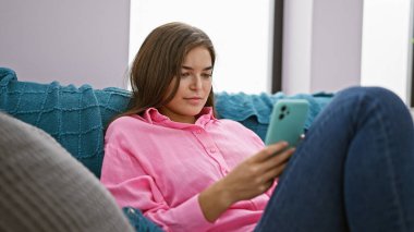 Büyüleyici bir portre. Çekici bir İspanyol kadın. Yoğun bir şekilde odaklanmış. Oturma odasının içinde ciddi bir ifadeyi iletiyordu..