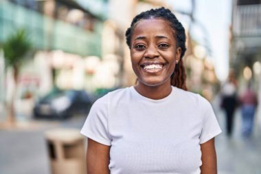 Sokakta kendine güvenen Afrikalı Amerikalı kadın gülümsüyor
