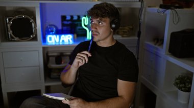 Düşünceli, genç İspanyol asıllı bir adam, gecenin karanlığında bir oyun odasında tek başına oturup sanal dijital akış dünyasının ortasındaki bir deftere fikirler yazan bir flamalı yıldız..