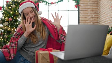 Kafkasyalı genç bir kadın Noel 'i evde kutluyor.