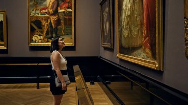 Güzel İspanyol bir kadın Viyana 'daki sanat müzesini ziyaret ediyor.