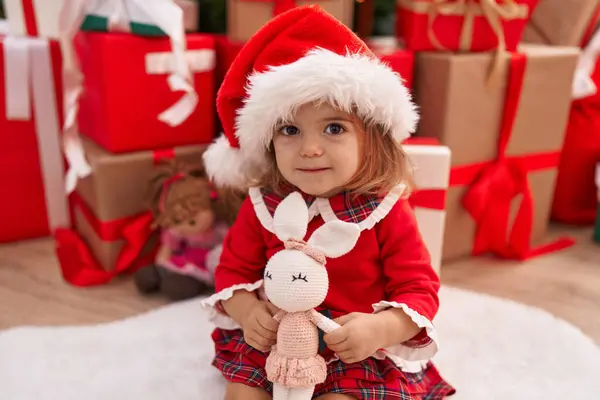 Sevimli Sarışın Bebek Elinde Oyuncak Bebek Evdeki Noel Hediyeleriyle Yerde — Stok fotoğraf