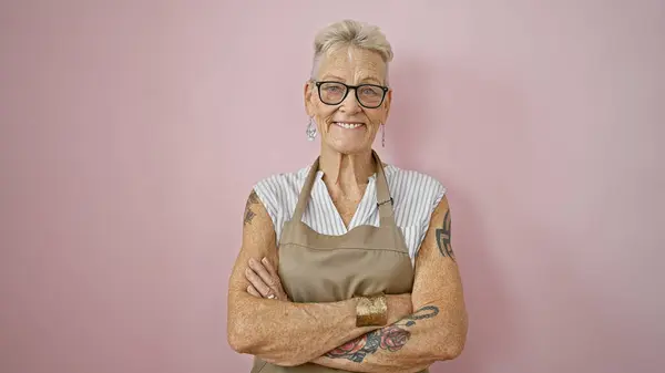 Confident Senior Grey Haired Woman Waitress Smiling Standing Firm Arms — Stock Photo, Image