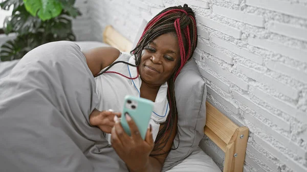 Rahat Afro Amerikan Kadın Yatakta Uzanıyor Rahat Yatak Odasında Akıllı — Stok fotoğraf