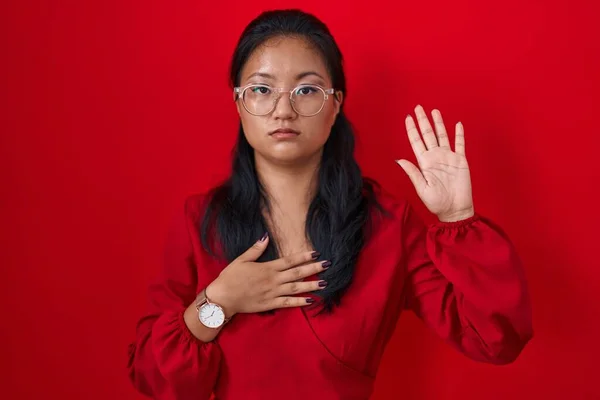 Asian Young Woman Standing Red Background Swearing Hand Chest Open — Stock Photo, Image