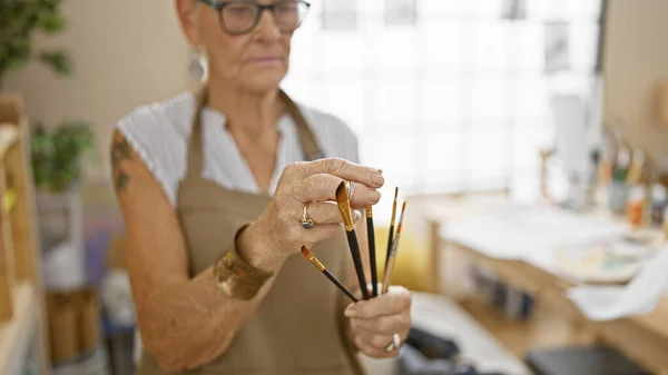 Dedicado Senior Artista Pelo Gris Sosteniendo Pinceles Profundamente Absorto Pintura — Foto de Stock