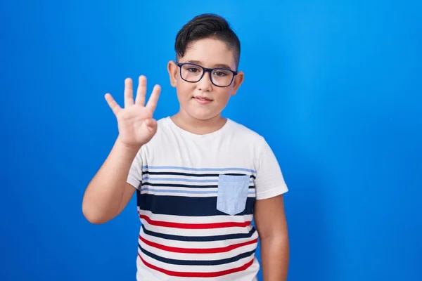 Junges Hispanisches Kind Steht Vor Blauem Hintergrund Und Zeigt Mit — Stockfoto