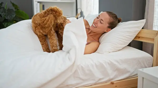 Junge Kaukasierin Mit Hund Liegt Gemeinsam Bett Und Spielt Schlafzimmer — Stockfoto