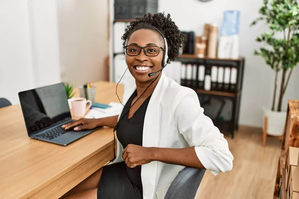 Africano Americano Mulher Call Center Agente Sorrindo Confiante Trabalhando Escritório — Fotografia de Stock