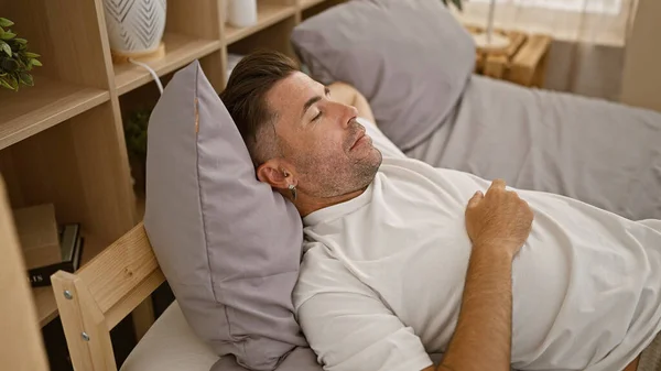 Retrato Cativante Belo Jovem Hispânico Exausto Profundamente Relaxante Dormindo Roncando — Fotografia de Stock
