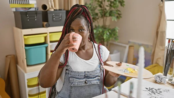 Artista Americana Africana Confiante Bebendo Café Enquanto Segurava Uma Paleta — Fotografia de Stock