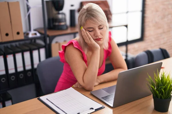 Young Blonde Woman Business Worker Stressed Using Laptop Office — Stock Photo, Image