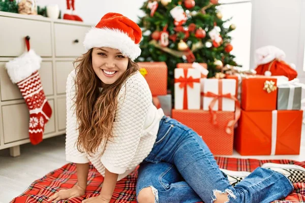 Genç Güzel Spanyol Bir Kadın Gülümsüyor Noel Ağacının Yanında Oturuyor — Stok fotoğraf