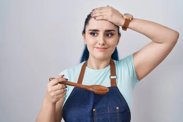 Joven Chica Moderna Con Pelo Azul Usando Delantal Cocinero Sosteniendo —  Fotos de Stock