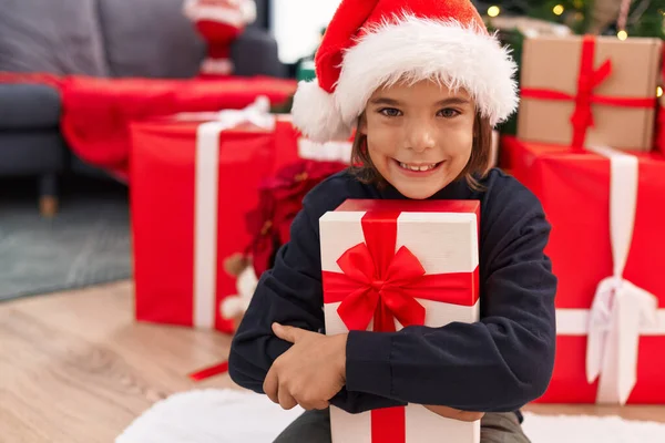 Sevimli Spanyol Çocuk Noel Hediyesini Kucaklıyor Evde Yerde Oturuyor — Stok fotoğraf