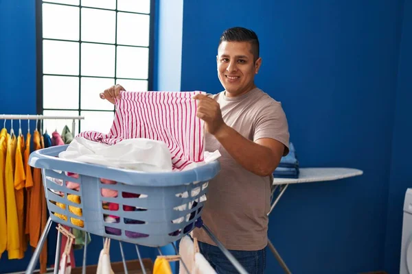 Giovane Latino Uomo Sorridente Fiducioso Appeso Vestiti Clothesline Lavanderia — Foto Stock