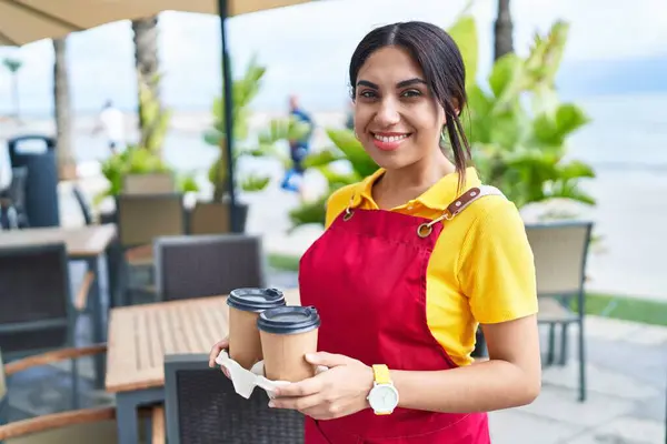 Молодая Красивая Арабская Официантка Улыбается Уверенно Держа Унести Кофе Террасу — стоковое фото