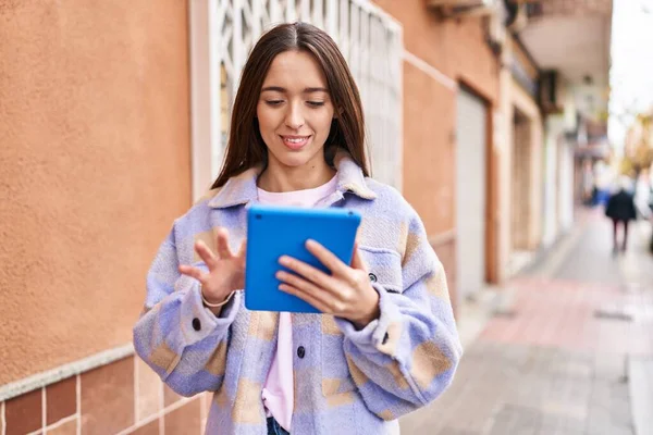 Young Beautiful Hispanic Woman Smiling Confident Using Touchpad Street — Stock Photo, Image
