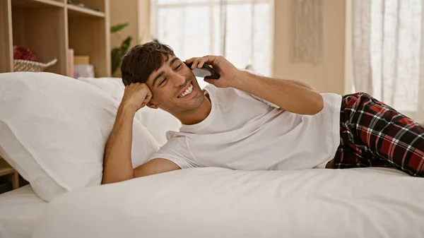 Щасливий Впевнений Молодий Іспаномовний Чоловік Насолоджується Спокійною Ранковою Розмовою Телефону — стокове фото