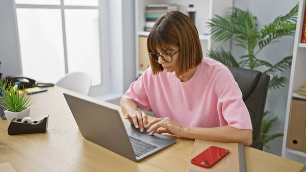美しく 深刻なヒスパニック系女性ボス オフィスの机でオンラインで働く成功したビジネスプロフェッショナル メガネで彼女のコンピュータラップトップに集中 — ストック写真