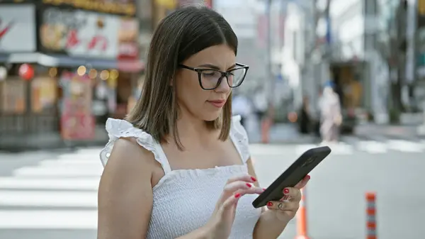 Beautiful Hispanic Woman Glasses Tokyo Digital Connection Smartphone City Streets — Stock Photo, Image