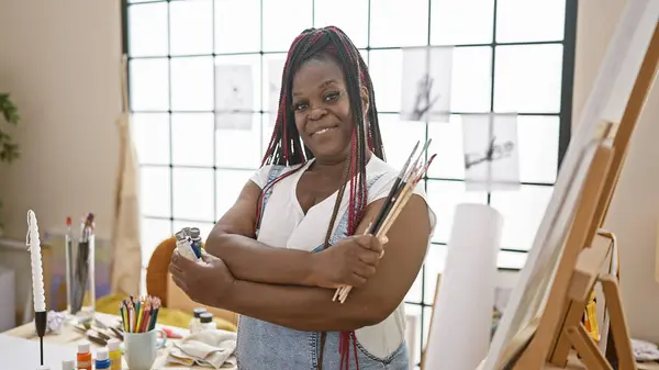 Femme Artiste Afro Américaine Confiante Avec Des Tresses Des Pinceaux — Photo