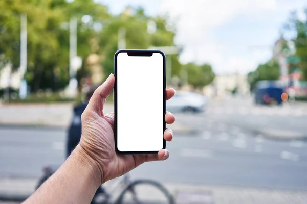Man Houdt Smartphone Met Wit Leeg Scherm Straat — Stockfoto