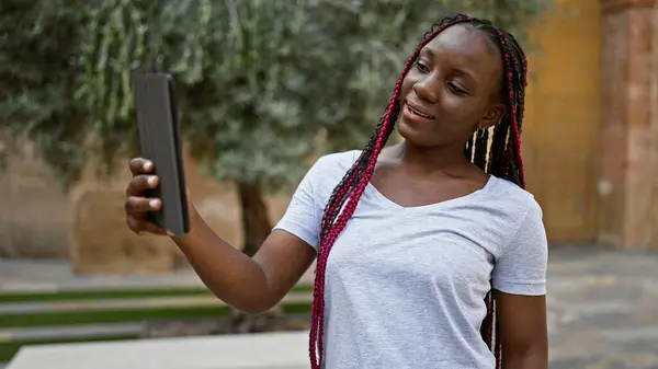Femme Afro Américaine Confiante Rayonnant Bonheur Faisant Selfie Amusant Dans — Photo