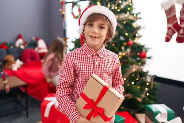 Broer Zus Met Cadeau Versieren Kerstboom Thuis — Stockfoto