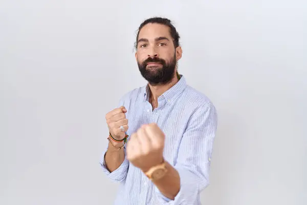 Hispánský Muž Vousy Neformální Košili Připraven Boji Gestem Obrany Pěsti — Stock fotografie