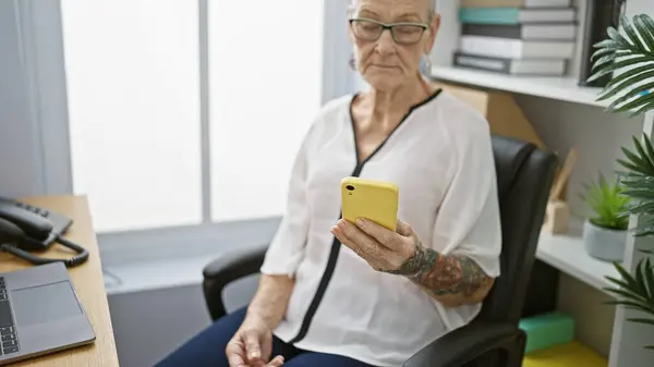 Elegante Dai Capelli Grigi Capo Donna Anziana Concentrandosi Sul Lavoro — Foto Stock