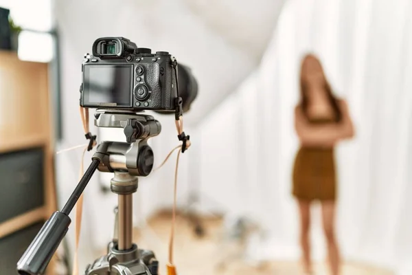 Young Caucasian Woman Model Having Photo Shooting Photo Studio — Stock Photo, Image
