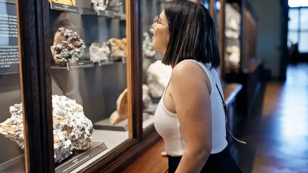 Young Beautiful Hispanic Woman Visiting Geological Exhibition Natural History Museum — Stock Photo, Image