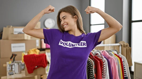 Λαμπερή Ισχυρή Οπλισμένη Νεαρή Ισπανίδα Εθελόντρια Που Αποπνέει Αυτοπεποίθηση Χαμογελώντας — Φωτογραφία Αρχείου