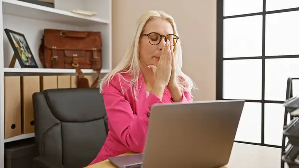 Przepracowana Zestresowana Młoda Blondynka Pracownik Biznesu Martwi Się Problemy Poważnie — Zdjęcie stockowe