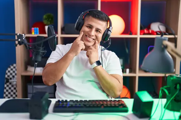 Genç Spanyol Adam Video Oyunları Oynuyor Ağzı Açık Gülümsüyor Parmakları — Stok fotoğraf