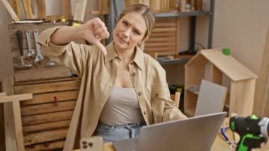 Sarışın marangoz, bilgisayar arızası yüzünden reddediliyor. Öfkeli genç kadın, marangozluk atölyesinde hoşnutsuzluğunu dile getiriyor, nefret ediyor ve buna karşı çıkıyor.