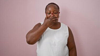 Saçları örgülü, gözlüklü ve kilolu hapşıran Afrikalı Amerikalı kadın, pembe izole edilmiş arka plan, bahar poleninden hasta, mevsimsel alerji kabusu!