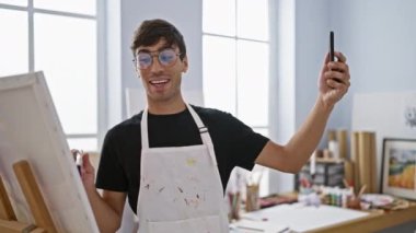 Çekici, İspanyol asıllı genç bir adam kapalı bir sanat stüdyosundaki bir video klipte yaratıcı çizim seansına kendini kaptırdı.