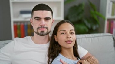 Güzel çiftlerin neşeli anları, tesadüfen kucaklaşmaları, gülümsemeleri ve evdeki kanepede birlikte hayatın tadını çıkarmaları.