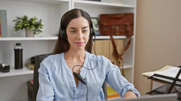 Fiatal Hűvös Magabiztos Spanyol Gyönyörű Mosollyal Büszkén Visel Headsetet Irodában — Stock videók
