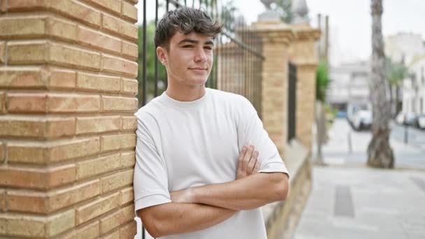 Jovem Adolescente Hispânico Alegre Confiante Sorrindo Alegremente Com Gesto Braços — Vídeo de Stock