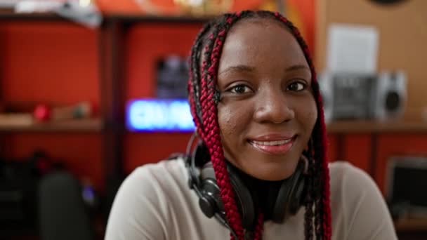 Sorrindo Afro Americana Músico Feminino Vestindo Fones Ouvido Sentado Mesa — Vídeo de Stock